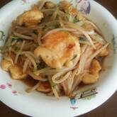 簡単で時短！鶏むね肉ともやしのオイスター炒め 柔らかジューシー