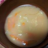 常備野菜で！キャベツとニンジンのみそ汁