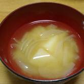 ジャガイモと玉ネギのみそ汁