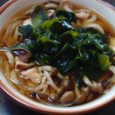 ワカメとキノコの煮込みうどん