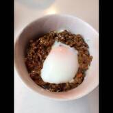 子どもも喜ぶ！簡単とろーり温泉卵のせミートソース丼