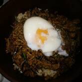 ひき肉とにら玉丼 お腹いっぱいレシピ 節約にもなる by池田 絵美さん