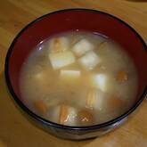 ナメコと豆腐の赤みそ汁