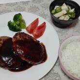 濃厚デミグラスソースのジューシーハンバーグ