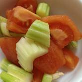 セロリとトマトのサラダ