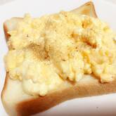 スクランブルエッグのオープンサンド♪～マヨソース添え～