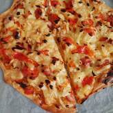 コーンとソーセージのピザ