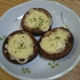 旨みたっぷり香ばしい！シイタケのマヨチーズ焼き