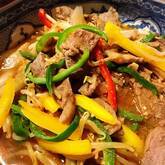 牛ステーキの玉ネギソースがけ