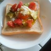 アボカドディップと温泉卵のトースト