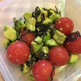 アボカドとトマトの塩昆布和え