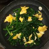 ホウレン草とベーコンの卵炒め