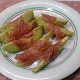 簡単やみつきおつまみ！アボカドの生ハム巻き