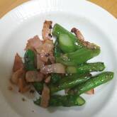 ニンニク風味の間違いないおいしさ！アスパラとベーコンのガーリック炒め