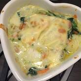 フライパンひとつで！ホウレン草とソーセージの簡単グラタン by 杉本 亜希子さん