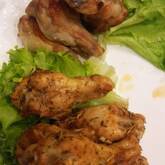 おうちクリスマスの定番！漬けて焼くだけ簡単手羽元のローストチキン