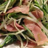 サッと作れる！ニンニク香る水菜とベーコンのシンプル炒め