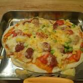 コーンとソーセージのピザ