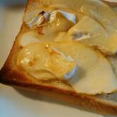 リンゴとカマンベールチーズのトースト