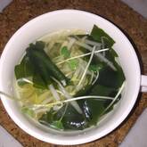 モヤシとワカメのスープ