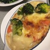 残ったシチューで簡単リメイク！クリームシチューポテトグラタン by 杉本 亜希子さん