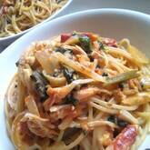 カニ缶とホウレン草でトマトクリームパスタ