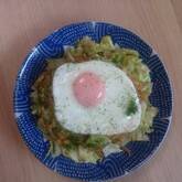 目玉焼きのせ焼きそば