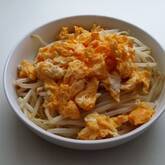 簡単激ウマ！もやしとふんわり卵のにんにくマヨ炒め