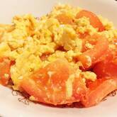 ゴマ油の香りがたまらない！トマトと卵の中華炒め