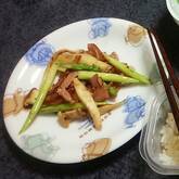 ニンニク風味の間違いないおいしさ！アスパラとベーコンのガーリック炒め