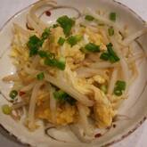 簡単激ウマ！もやしとふんわり卵のにんにくマヨ炒め