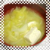芯もおいしい！キャベツのみそ汁