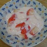 イチゴのヨーグルト和え