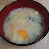 ニンジンとモヤシのみそ汁