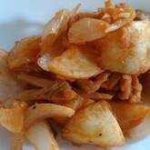 新ジャガとソーセージのケチャップ炒め