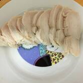 レンジで手軽にしっとりおいしい！作り置きサラダチキン