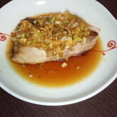 香味だれがやみつきに！ブリの油淋鶏