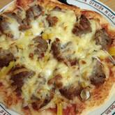 具だくさんのピッツァ