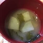 新ジャガとワカメのみそ汁