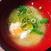 スナップエンドウと温泉卵のみそ汁