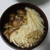 ポカポカ温まる！たっぷりキノコ汁