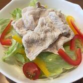 お肉も野菜もたっぷり！大満足の豚しゃぶのせサラダうどん