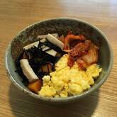 ヒジキ・キムチ・炒り卵の三色丼