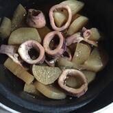 おふくろの味！しみしみ大根とやわらかイカの煮物