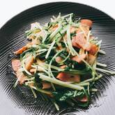 サッと作れる！ニンニク香る水菜とベーコンのシンプル炒め