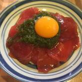 漬けマグロとめかぶの丼