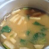 やさしいトロミがおいしい！モロヘイヤのみそ汁