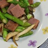 ニンニク風味の間違いないおいしさ！アスパラとベーコンのガーリック炒め