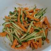 キュウリとニンジンの甘酢サラダ