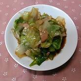 やみつきになる！シャキシャキレタスとベーコンのオイスター炒め